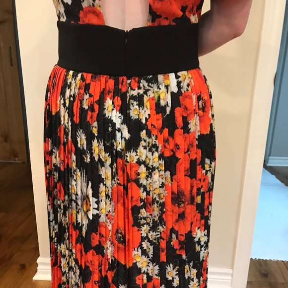 Lightweight pleated dress with Open-back - Picture 7 of 11